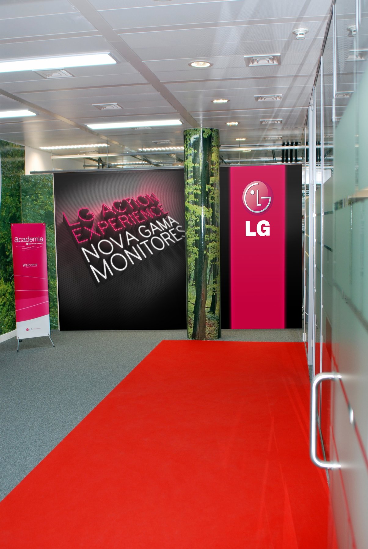 Entrada do evento LG Action Experience, com passadeira vermelha e comunicação da nova gama de monitores.