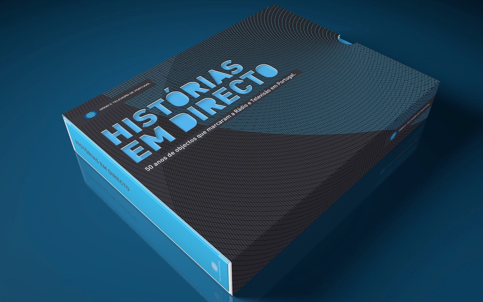 Livro Histórias em Directo com capa a preto e azul e grafismos de linhas.
